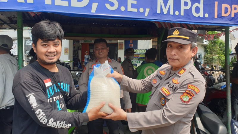 Polsek Medan Satria Polres Metro Bekasi Kota kembali melaksanakan kegiatan bansos Polri Peduli kepada warga terdampak akibat kenaikan BBM diwilayah Hukum Polsek Medan Satria. Foto: istimewa.