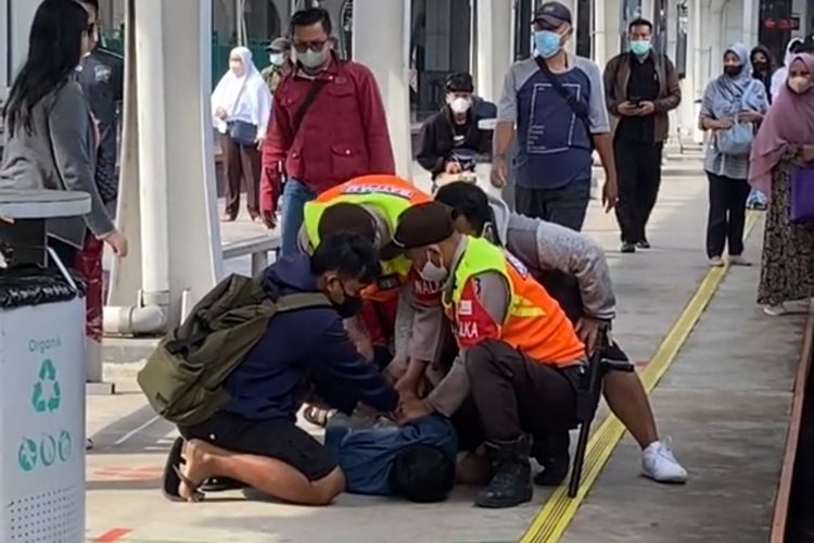 Seorang pria ditangkap oleh sekuriti KRL Commuter Line karena diduga mencopet penumpang yang terjadi di Stasiun Kebayoran Lama, Jakarta Selatan.(tangkapan layar Instagram)