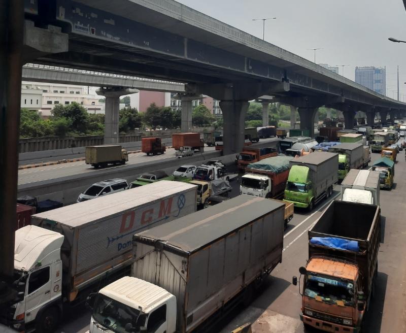 Pantauan dari Bekasi jalan Tol Cikampek arah Jakarta mengalami kepadatan arus lalu lintas pada Rabu (28/9/2022).