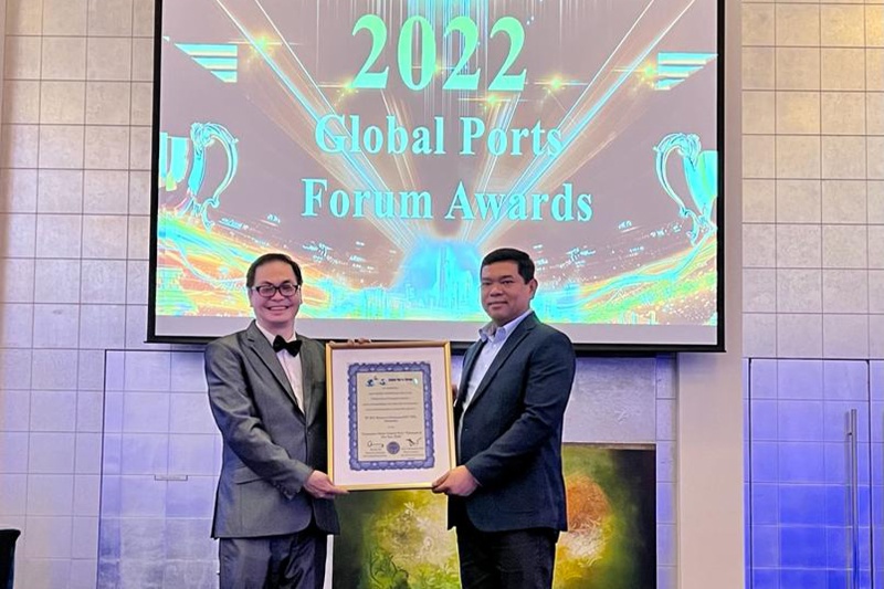 Dirut IPC TPK menerima penghargaan bergengsi dunia di Dubai
