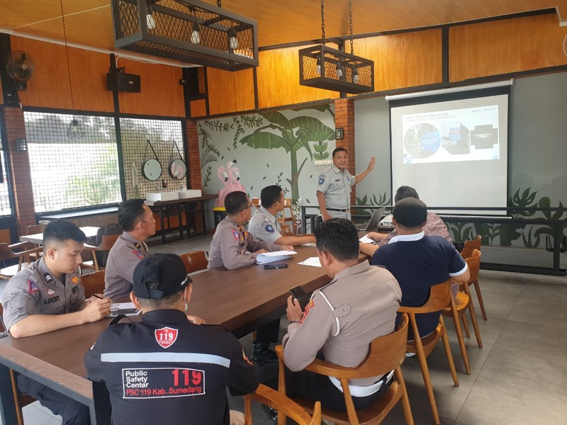 Forum Komunikasi Lalu Lintas dan Angkutan Jalan (FKLLAJ) Kab.Sumedang, mengadakan rapat koordinasi dalam upaya untuk membahas kegiatan-kegiatan pencegahan kecelakaan secara terpadu. Foto: istimewa.