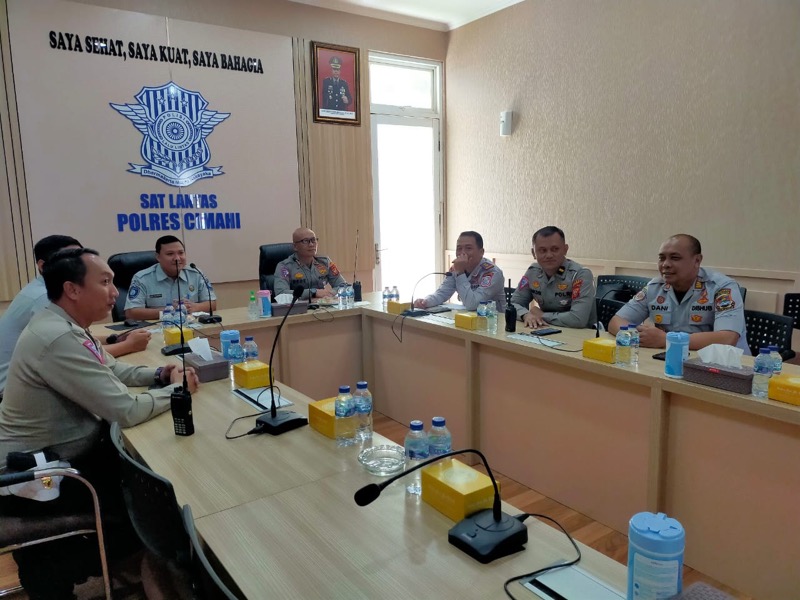 Forum Komunikasi Lalu Lintas dan Angkutan Jalan (FKLLAJ) Kota Cimahi dan Kabupaten Bandung Barat mengadakan rapat koordinasi bersama Satlantas Polres Cimahi. Foto: istimewa.