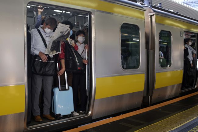 Kereta komuter di Tokyo (AP/Kiichiro Sato)