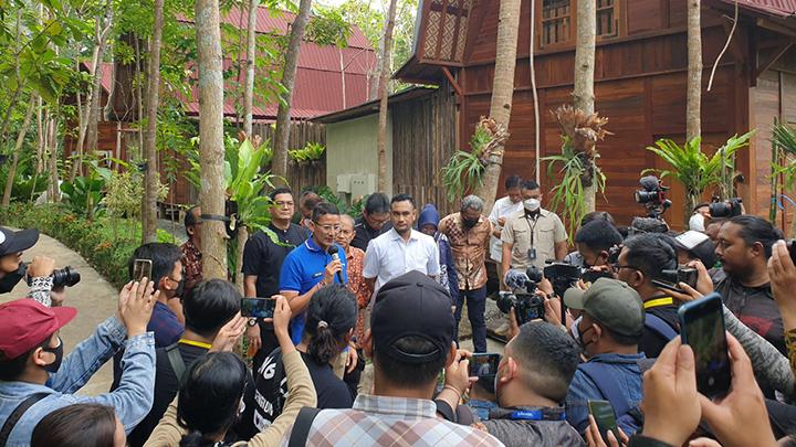 Menparekraf Sandiaga Uno menyambangi kawasan glamping Arkamaya Sembung di Gamping Slemab Yogyakarta Sabtu 1 Oktober 2022. 