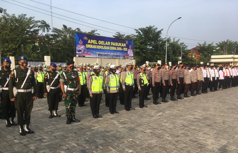 Polres Metro Bekasi Kota menggelar apel Operasi Jaya 2022 di halaman Mapolres, Senin (3/10/2022). Foto: BeritaTrans.com.