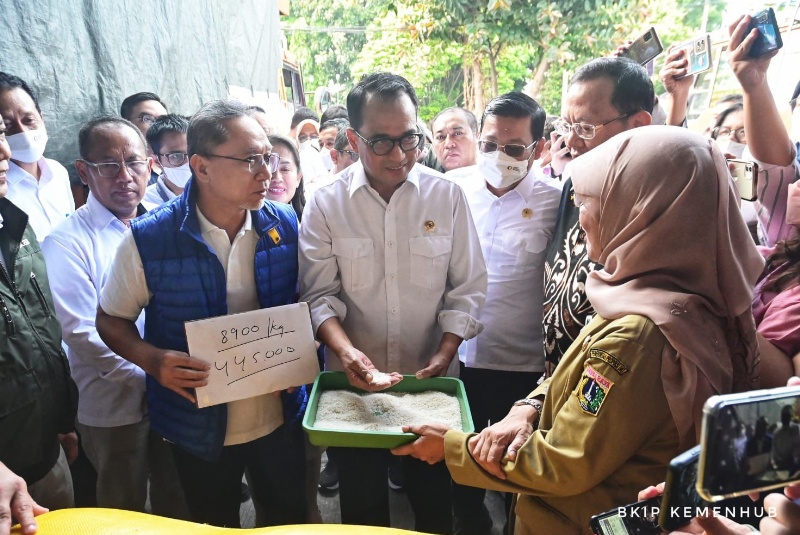 Menhub Budi Karya Sumadi di Pusat Grosir Bedas Cipinang