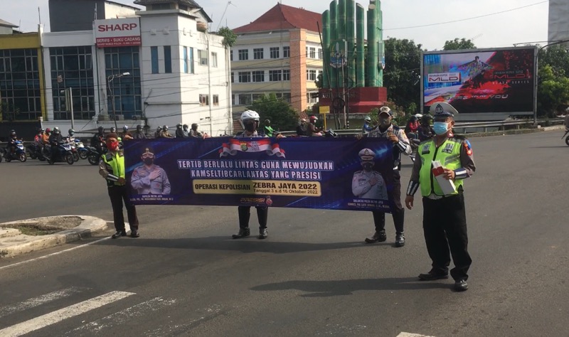 Lantas Polsek Bekasi Timur menggelar Operasi Zebra Jaya 2022, di Wilayah Bekasi Timur, Senin (3/10/2022). Foto: BeritaTrans.com.