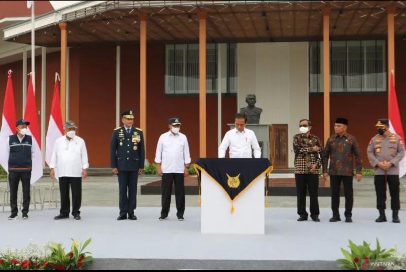 Presiden Joko Widodo menandatangani peresmian revitalisasi fasilitas di Pangkalan Tentara Nasional Indonesia Angkatan Udara (Lanud)/Bandar Udara (Bandara) Halim Perdanakusuma di depan gedung naratetama (VVIP) Lanud Halim Perdanakusuma Jakarta pada Rabu (5/10/2022). (ANTARA/Desca Lidya Natalia)