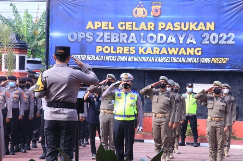 Jasa Raharja menghadiri Apel Gelar Pasukan Operasi Zebra Lodaya 2022 di lapangan Mapolres Karawang, Senin (3/10/2022). Foto: istimewa.