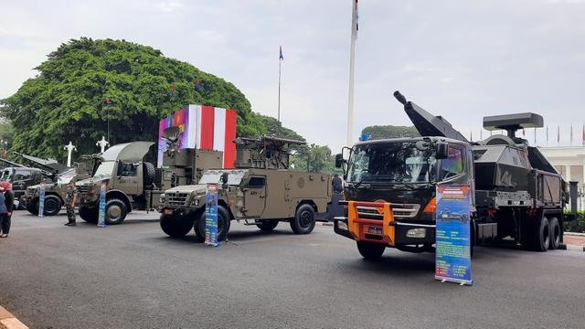 Sejumlah alat utama sistem persenjataan (alutsista) milik TNI dipamerkan di depan Istana Merdeka Jakarta, Rabu (5/10/2022).