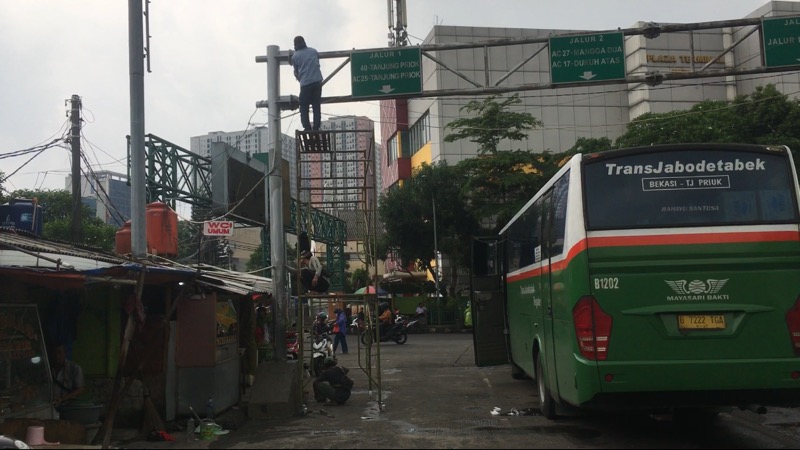 Pengerjaan pondasi dan pengecatan tiang papan trayek di Terminal Bekasi, Rabu (5/10/2022). Foto: BeritaTrans.com.