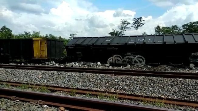 Kereta angkut batu bara anjlok dan terguling. (Foto:Istimewa)