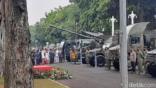 Jokowi tinjau deretan alutsista di depan Istana Merdeka (Foto: Kanavino/detikcom)