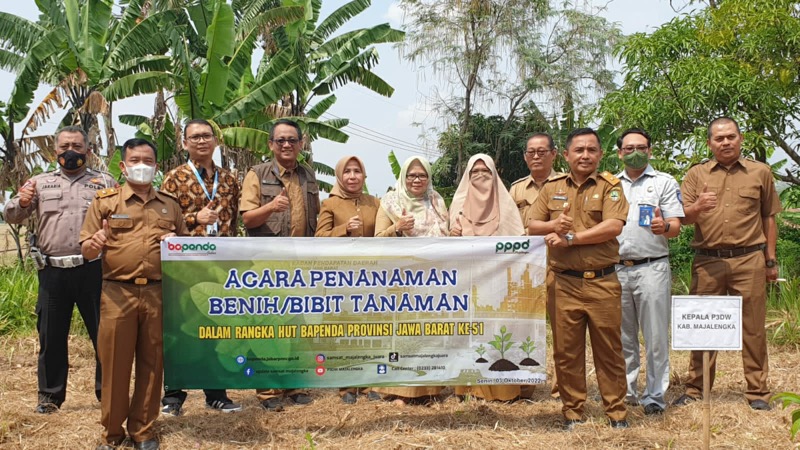 Tim Pembina Samsat Majalengka melakukan Penanaman Bibit Tanaman di Desa Pasiripis Kecamatan Kertajati Kabupaten Majalengka, Senin (3/10/2022). Kegiatan tersebut dalam rangka HUT ke-51 Bapenda Jawa Barat. Foto: istimewa.