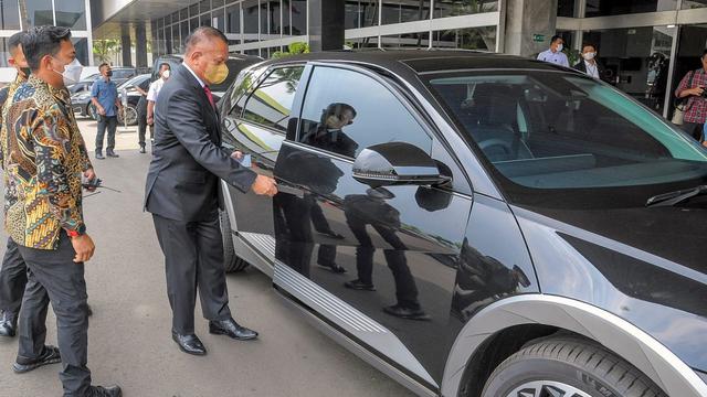 Wakil Ketua DPR Lodewijk saat menjajal mobil listrik produksi rakitan anak bangsa di Gedung Nusantara, Senayan, Jakarta.