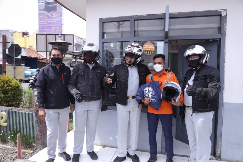 Jasa Raharja Serahkan Sembako dan Helm ke Petugas Penjaga Pintu Perlintasan KA. Foto: istimewa.