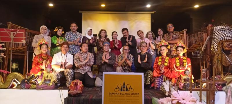 Foto bersama tamu undangan dan pengisi acara di Resto Sampan Bujana Sentra, Rabu (5/10). (foto: dok. pribadi)