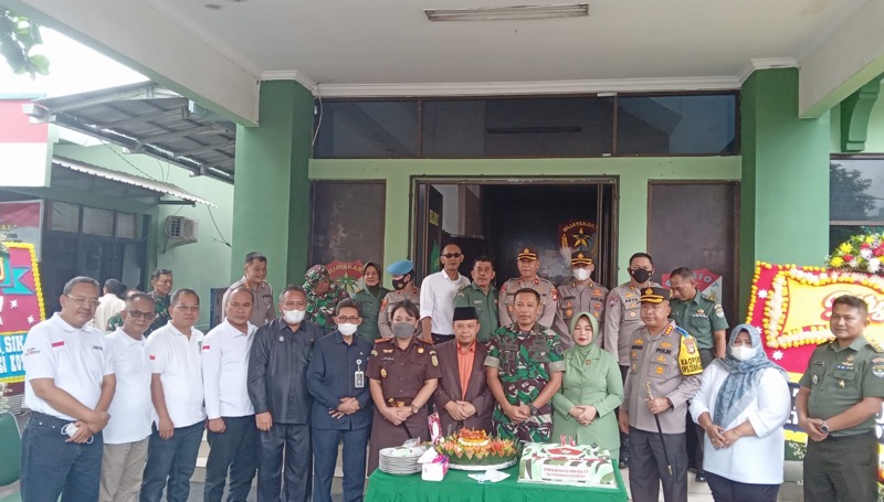 Bertepatan di HUT ke-77 TNI, pada Rabu (5/10/2022), Kapolres Metro Bekasi Kota Kombes Pol Hengki, bersama Forkopimda Kota Bekasi memberikan surprise kepada Dandim 0507/Bekasi Kolonel Kav Luluk Setyanto M.P.M. Foto: istimewa.