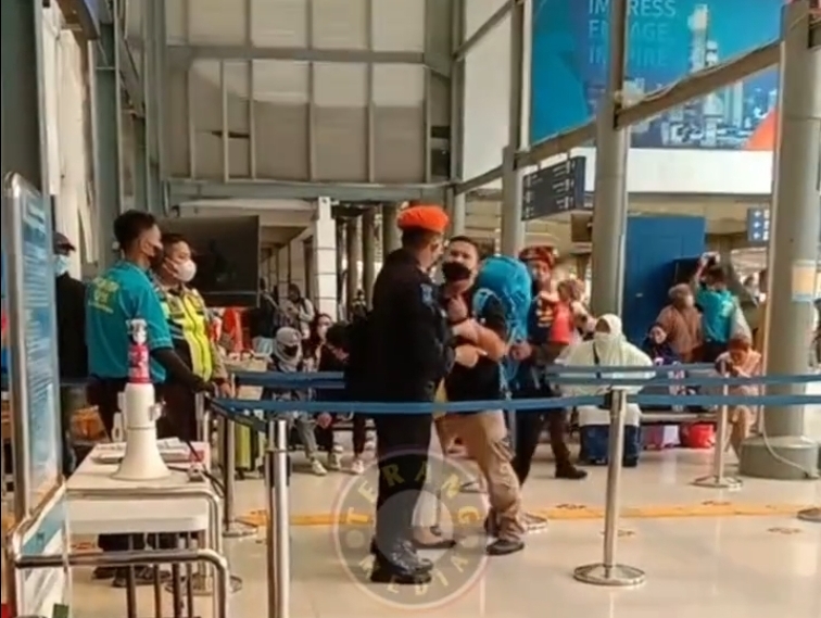 Potongan gambar dari video yang memperlihatkan calon penumpang KA dengan beberapa petugas di Stasiun Pasar Senen. (Sumber:Instagram) 