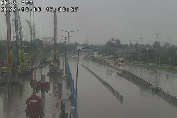 Hujan deras yang mengguyur wilayah Tangerang Selatan menyebabkan beberapa titik lokasi banjir, termasuk di Tol BSD, Kamis (6/10/2022).(TWITTER/infotolbsd)