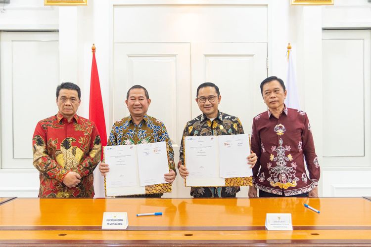 Penandatanganan nota kesepahaman antara PT MRT Jakarta (Perseroda) dan PT Mammanisata Raja Transportasi terkait Penjajakan Kerja Sama Pelaksanaan Jasa Konsultasi Pengembangan Moda Raya Terpadu Sulawesi Selatan pada Rabu (05/10/2022).(PT MRT Jakarta (Perseroda)/Irwan Citrajaya)