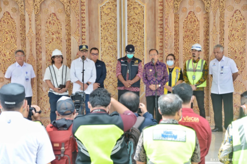 Menhub dan Gubernur Bali saat meninjau Terminal VVIP Bandara Ngurah Rai