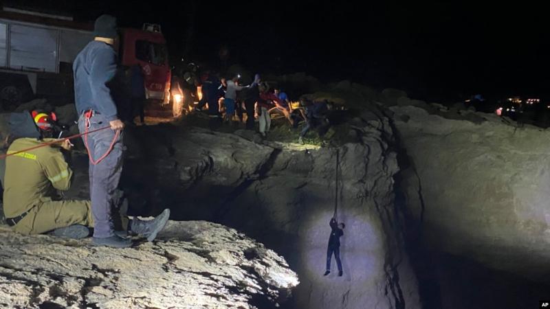 Pihak berwenang dan penduduk setempat menarik seorang migran ke tempat yang aman setelah perahu layar yang membawa hingga 100 migran tenggelam di dekat Pulau Kythira, selatan Athena, Yunani, 6 Oktober 2022. (Foto: via AP)