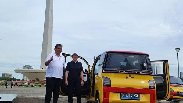 Foto: Airlangga beri mobil listrik ke Puan (Nahda-detikcom