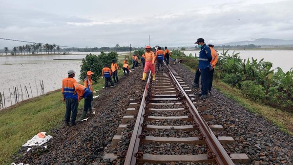 Perbaikan jalur kereta api di wilayah Daop 5 Purwokerto, Sabtu (8/10/2022) pagi. ( Foto: dok. Humas Daop 5 Purwokerto)