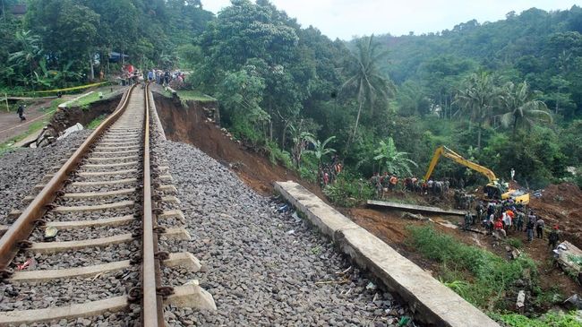 Empat perjalanan kereta api tertahan cukup lama akibat penurunan tanah karena hujan deras mengguyur Cilacap sejak Jumat hingga Sabtu (8/10) dinihari. 