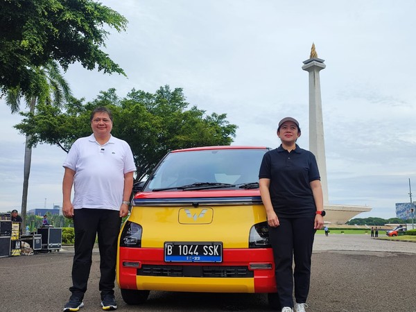 Foto: Airlangga beri mobil listrik ke Puan (Nahda-detikcom) 