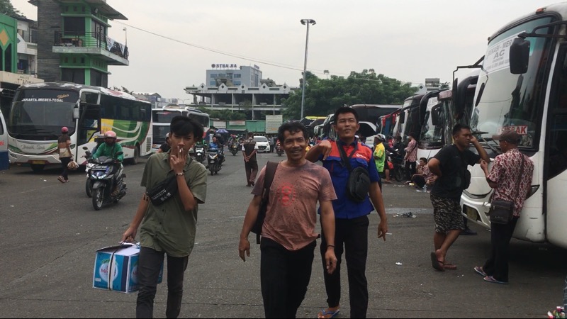 Sejumlah kru bus yang berada di area keberangkatan Terminal Bekasi terlihat bersiaga untuk menyambut calon penumpangnya. Foto: BeritaTrans.com.