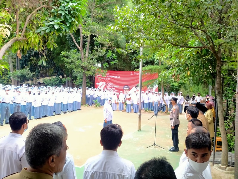 Wakapolsek Bekasi Selatan AKP Parwoto didampingi Bhabinkamtibmas Jakamulya Polsek Bekasi Selatan Bripka Sudirman melaksanakan pembinaan antisipasi aksi anarkis dan tawuran kepada siswa dan siswi SMKN 9 Kota Bekasi. Foto: istimewa.