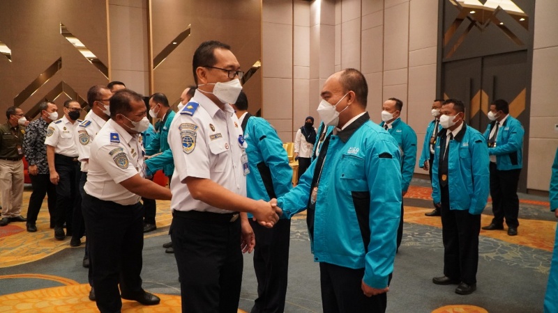 Dirjen Atif sampaikan selamat kepada personel PSCO usai pengukuhan