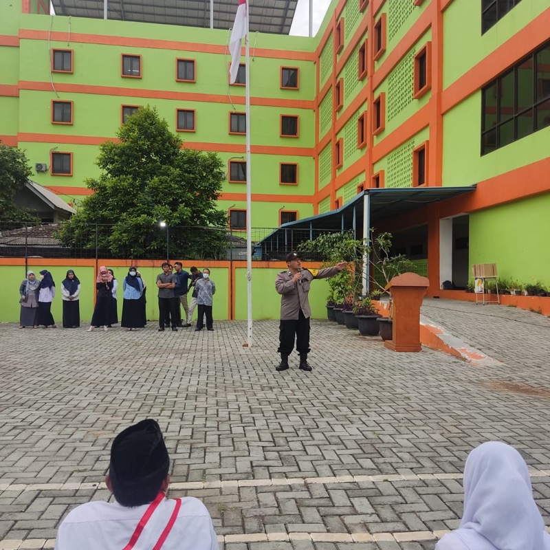 Terlibat dalam aksi tawuran dengan sekolah lain, Siswa SMK Gema Karya Bahana yang terletak di kelurahan Pekayon Jaya, Bekasi Selatan mendapat kunjungan dan pembinaan dari jajaran Polsek Bekasi Selatan, pada Senin (10/10/2022). Foto: istimewa.