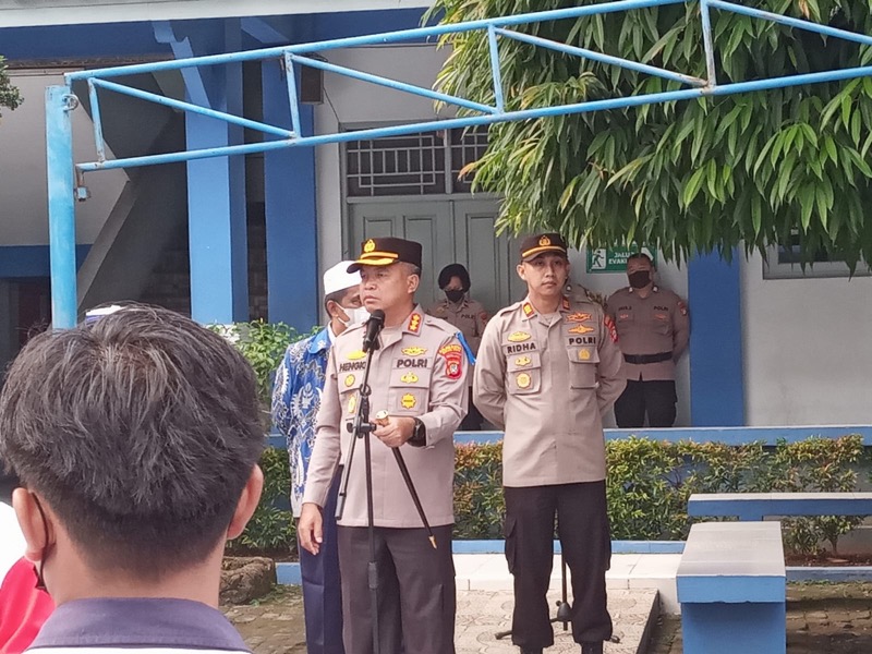 Kapolres Metro Bekasi Kota Kombes Pol Hengki, melaksanakan kegiatan penyuluhan dalam pembinaan kepada pelajar terkait kenakalan remaja, miras, menolak ajakan tawuran yang dilaksanakan di Yayasan Pengembangan Lembaga Bina Karya Mandiri sekolah SMK Bina Karya Mandiri 2. Foto: istimewa.