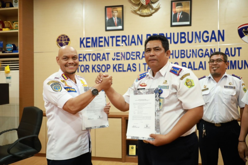 Kepala KSOP Tanjung Balai Karimun Jon Kenedi dan Kepala Dishub Kaeimun