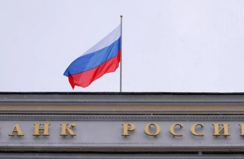 Ilustrasi - Bendera Rusia berkibar di atas kantor pusat Bank Sentral Rusia di Moskow, Rusia. (ANTARA/REUTERS/Maxim Shemetov/pri.)