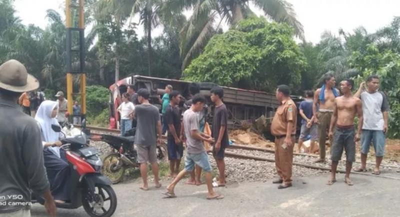 Bus AKAP PO Prima Abadi ditabrak kereta api di perlintasan Lahat Sumsel. (ist)