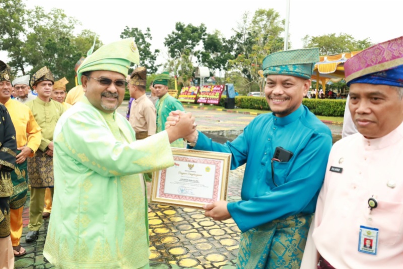 Kepala KSOP Tanjung Balai Karimun Jon Kenedi menerim penghargaan dari Bupati Karimun