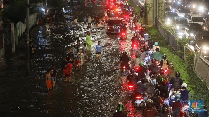 Mobil melintasi banjir di kawasan Kapt. Tendean Jakarta Selatan.