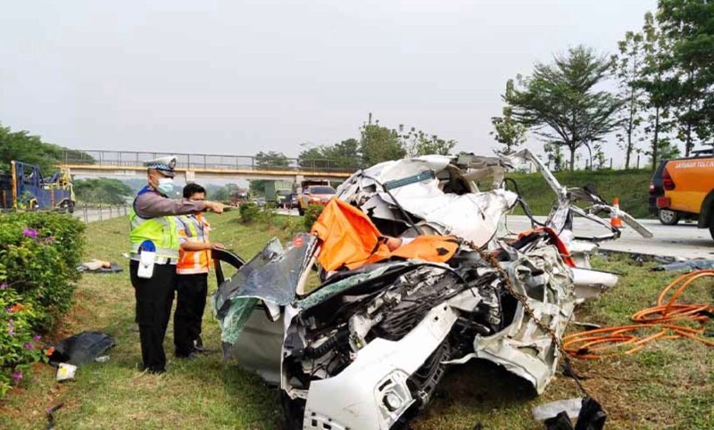 Minibus Suzuki yang ringsek setelah menabrak bagian belakang kendaraan head tractor. Foto: istimewa.