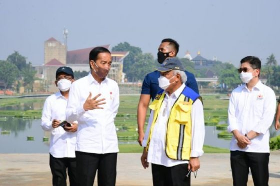 Presiden Joko Widodo (kedua kiri) berbincang dengan Menteri Pekerjaan Umum dan Perumahan Rakyat (PUPR) Basuki Hadimuljono (kedua kanan). (Biro Pers Sekretariat Presiden/Antara)