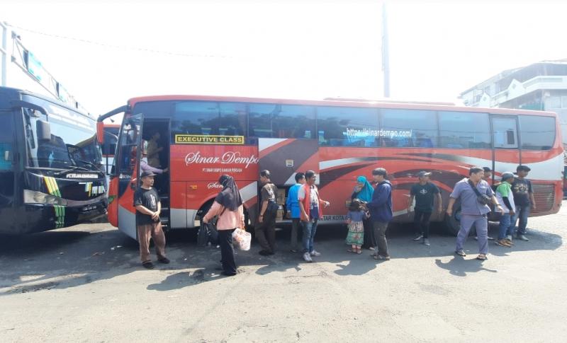Bus di Terminal Bekasi menaikan penumpang yang akan berangkat ke Pagar Alam, Jumat (14/10/2022).