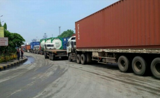 Angkutan kontainer di  Pelabuhan Tanjung Priok