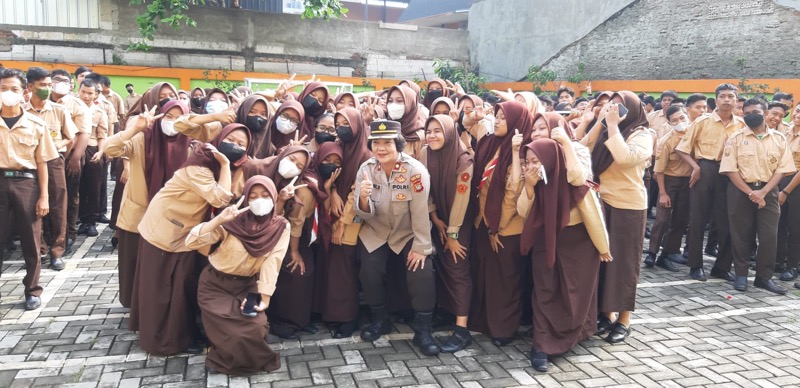 Kabagren Kompol Dewi Susilowati bersama pelajar SMK Gema Karya Bahana. Foto: istimewa.