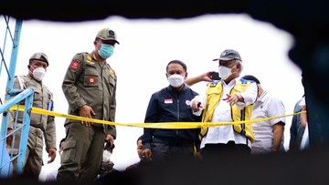 Menteri PUPR Basuki Hadimuljono tinjau Stadion Kanjuruhan bersama Menpora Zainudin Amali. (ANTARA)