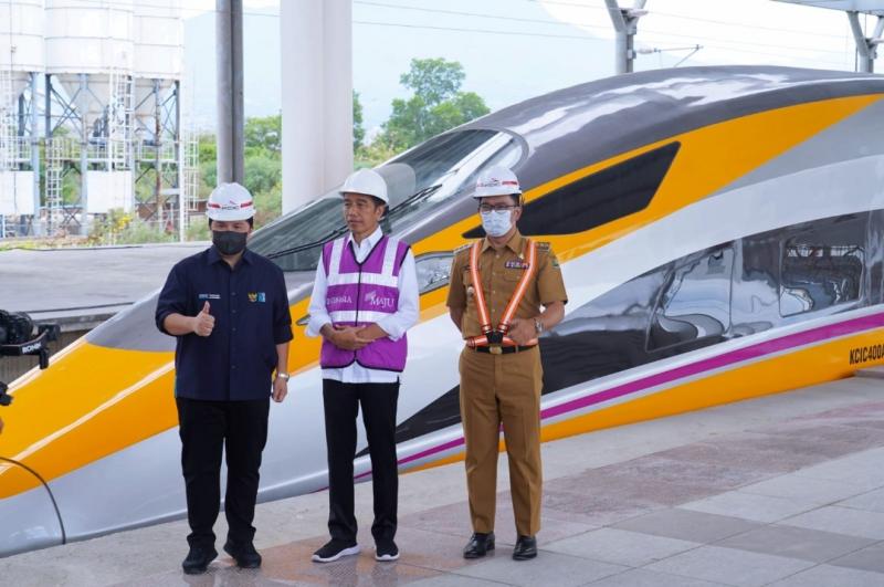 Presiden Joko Widodo didampingi Menteri BUMN Erick Thohir dan Gubernur Jawa Barat Ridwan Kamil berfoto di depan sarana Kereta Cepat Jakarta Bandung (KCJB).