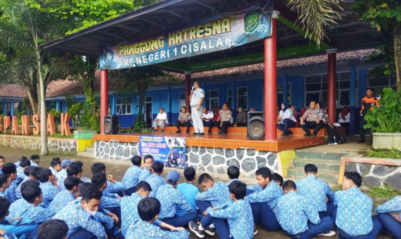 Jasa Raharja Perwakilan Purwakarta bersama FKLL Kabupaten Subang melakukan sosialisasi di SMPN 1 Cisalak Kota Subang, Rabu (12/10/2022). Foto: istimewa.