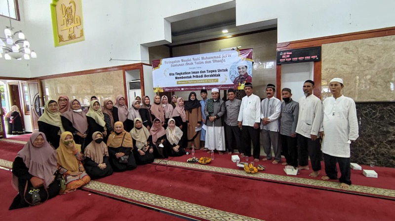 Memperingati Maulid Nabi Muhammad SAW 2022 atau 12 Rabiul Awal 1444 Hijriah, SMPN 4 bersama SMPN 14 Tambun Selatan, mengadakan kegiatan bakti sosial berupa santunan kepada anak yatim. Foto: BeritaTrans.com.